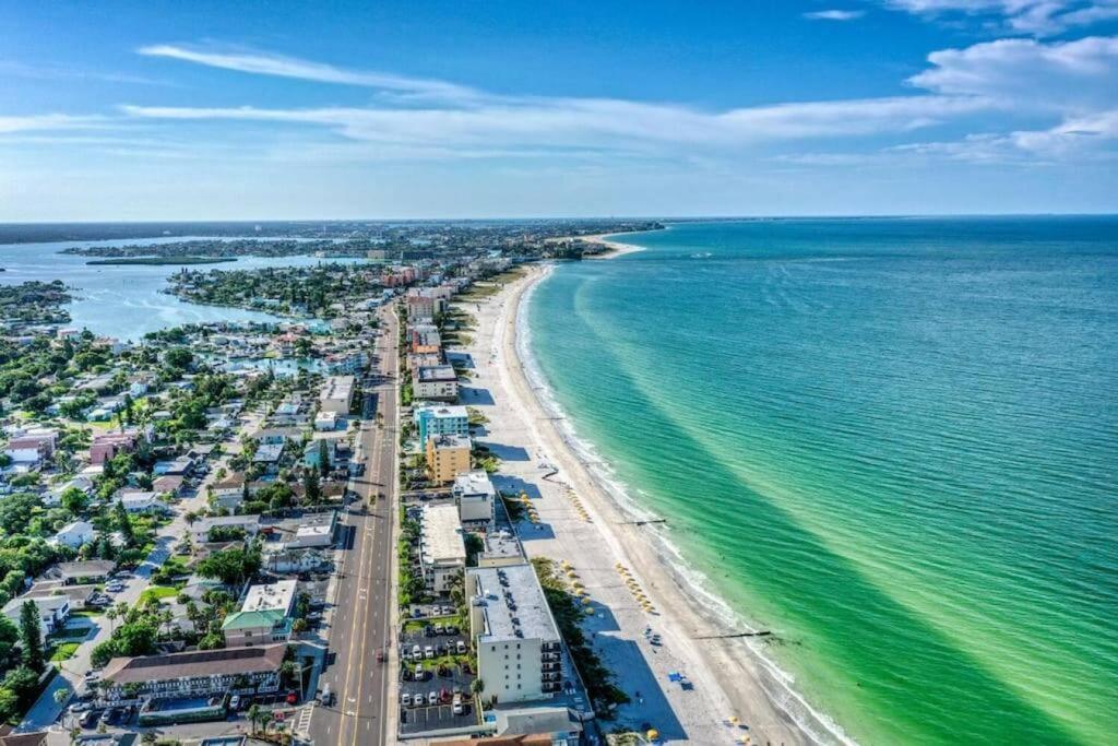 Sunset Beach Suites Of Madeira Beach! Pet Friendly Summer Getaway! Steps To Beach! - Suite 10 St. Pete Beach Esterno foto