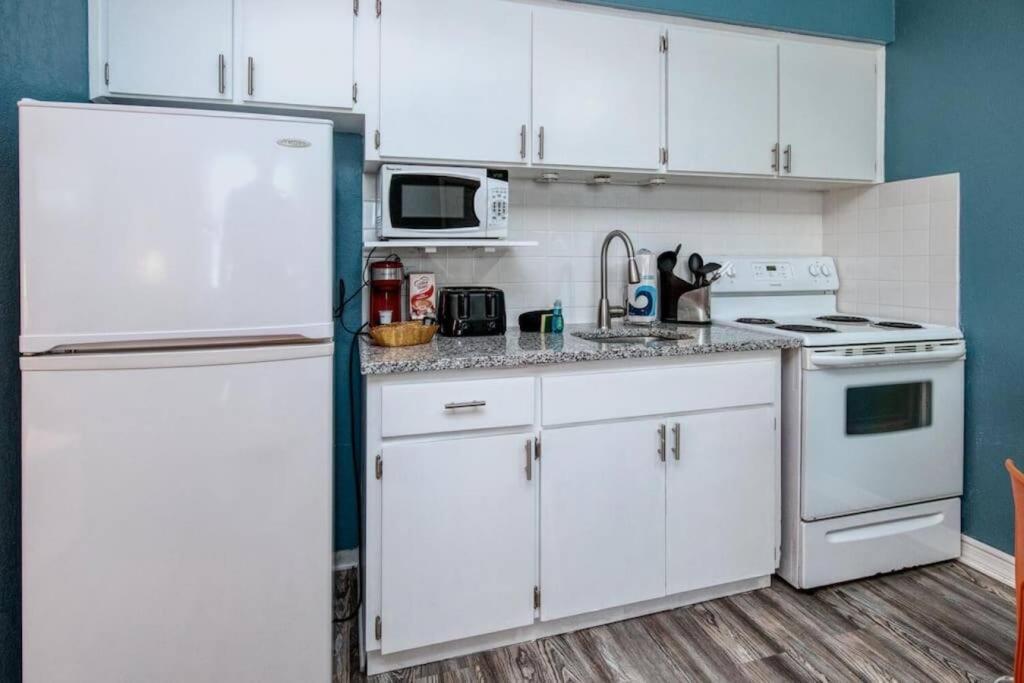 Sunset Beach Suites Of Madeira Beach! Pet Friendly Summer Getaway! Steps To Beach! - Suite 10 St. Pete Beach Esterno foto